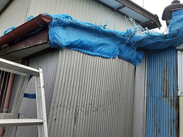 雨漏りでブルーシート